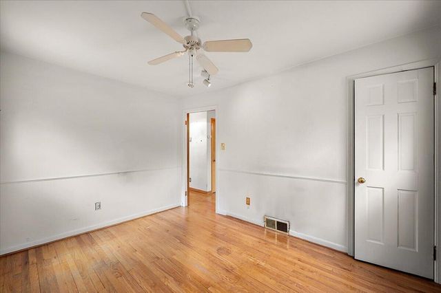 1218 Roslyn Road, Grosse Pointe Woods City, MI 48236