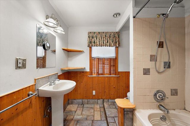 1218 Roslyn Road, Grosse Pointe Woods City, MI 48236