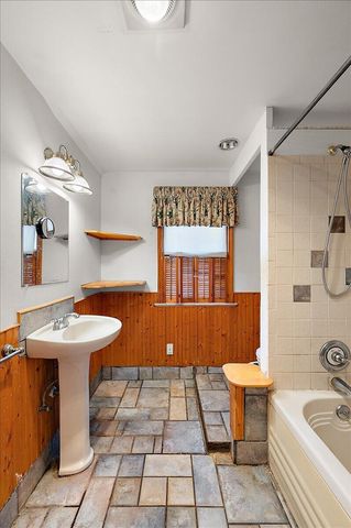1218 Roslyn Road, Grosse Pointe Woods City, MI 48236