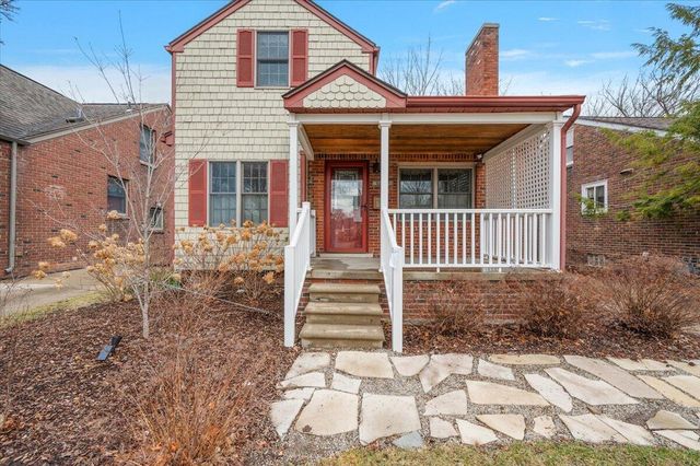 1218 Roslyn Road, Grosse Pointe Woods City, MI 48236