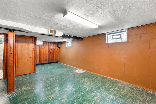 1218 Roslyn Road, Grosse Pointe Woods City, MI 48236