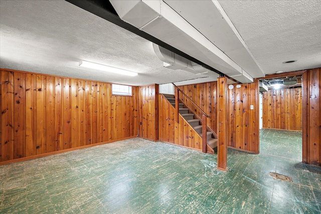 1218 Roslyn Road, Grosse Pointe Woods City, MI 48236
