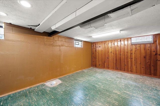 1218 Roslyn Road, Grosse Pointe Woods City, MI 48236