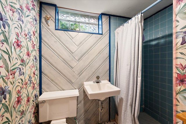 1218 Roslyn Road, Grosse Pointe Woods City, MI 48236