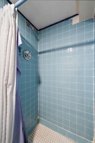 1218 Roslyn Road, Grosse Pointe Woods City, MI 48236