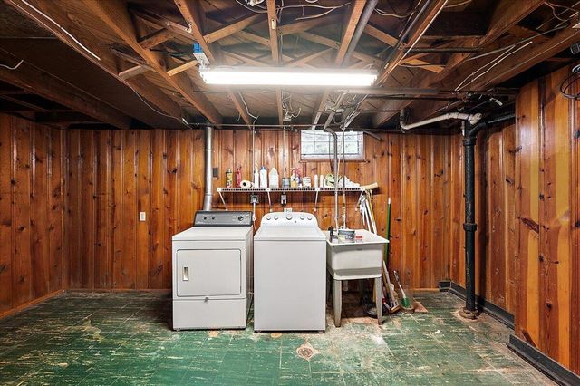 1218 Roslyn Road, Grosse Pointe Woods City, MI 48236