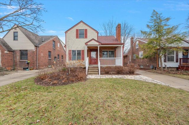 1218 Roslyn Road, Grosse Pointe Woods City, MI 48236