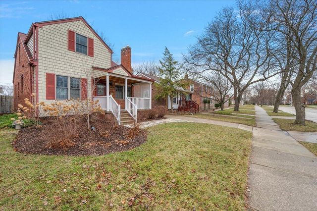 1218 Roslyn Road, Grosse Pointe Woods City, MI 48236