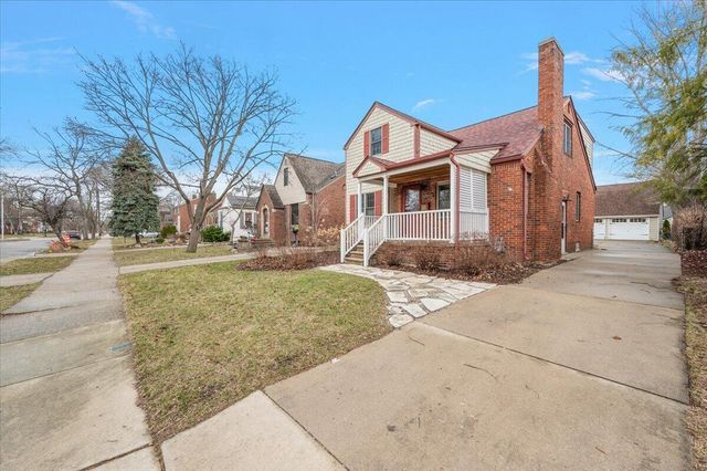 1218 Roslyn Road, Grosse Pointe Woods City, MI 48236