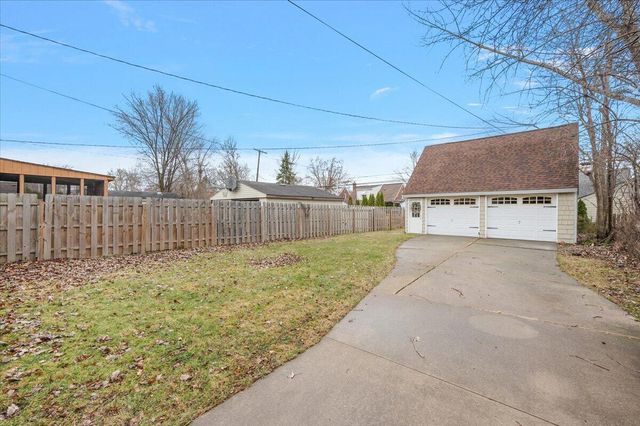 1218 Roslyn Road, Grosse Pointe Woods City, MI 48236