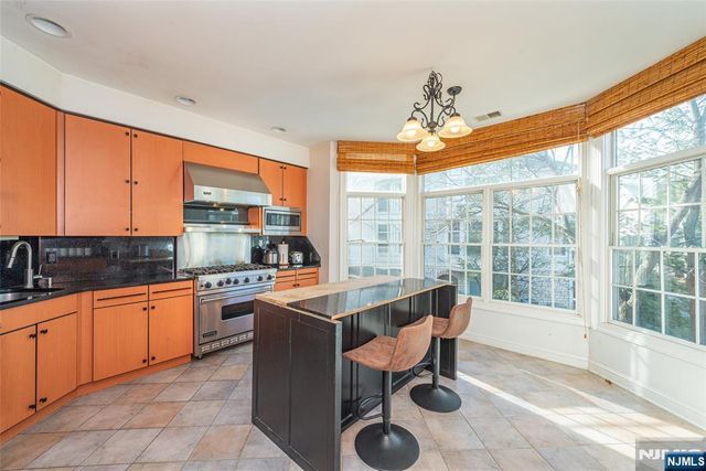 115 Kensington Lane 196, Livingston, NJ 07039