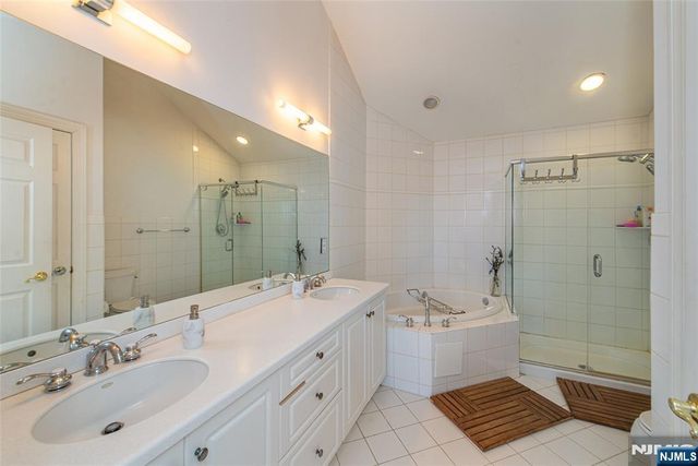 115 Kensington Lane 196, Livingston, NJ 07039