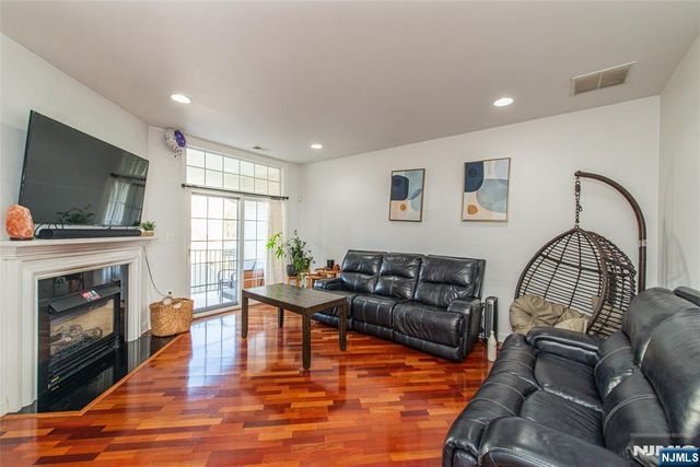 115 Kensington Lane 196, Livingston, NJ 07039