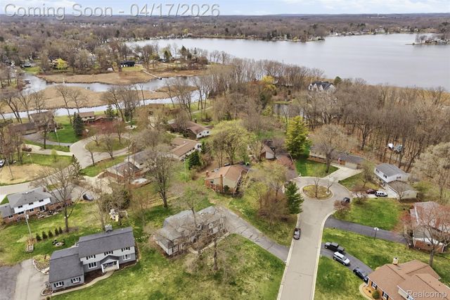 9610 Woody Court, White Lake Charter Township, MI 48386