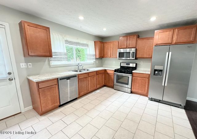 4110 Carbine Ln, Louisville, KY 40229