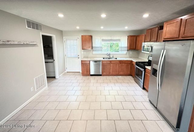 4110 Carbine Ln, Louisville, KY 40229