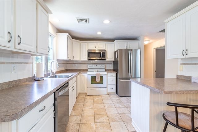 37 Yearling Run Rd, Bourne, MA 02532
