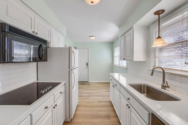 725 Pontiac Place, Mendota Heights, MN 55120