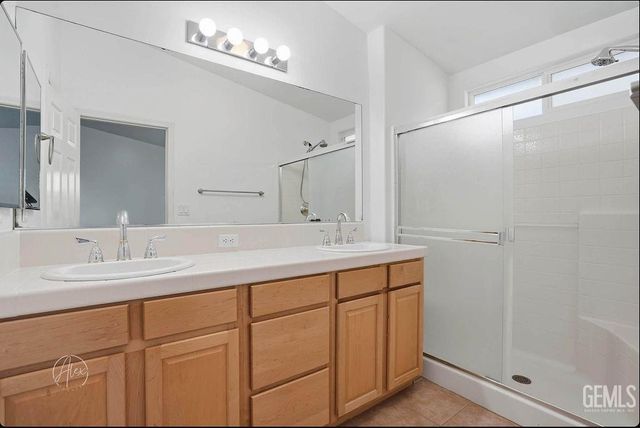 11528 Indian Hawthorne Street, Bakersfield, CA 93311