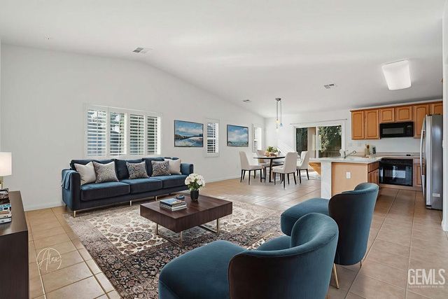 11528 Indian Hawthorne Street, Bakersfield, CA 93311