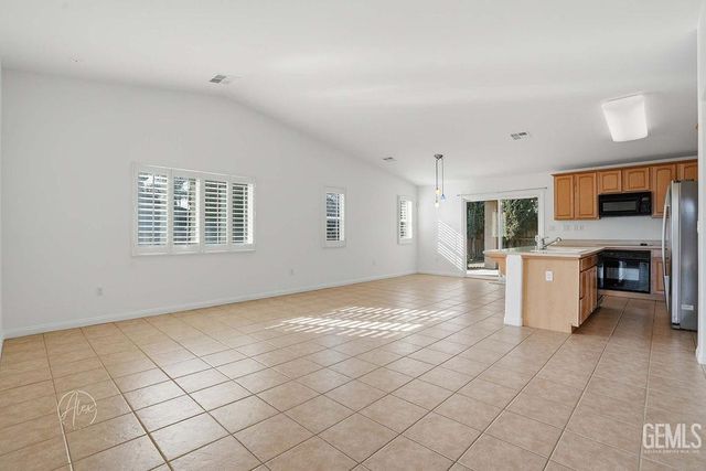 11528 Indian Hawthorne Street, Bakersfield, CA 93311