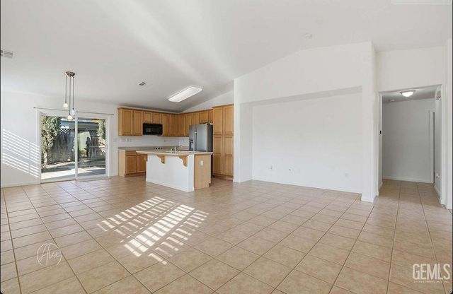 11528 Indian Hawthorne Street, Bakersfield, CA 93311