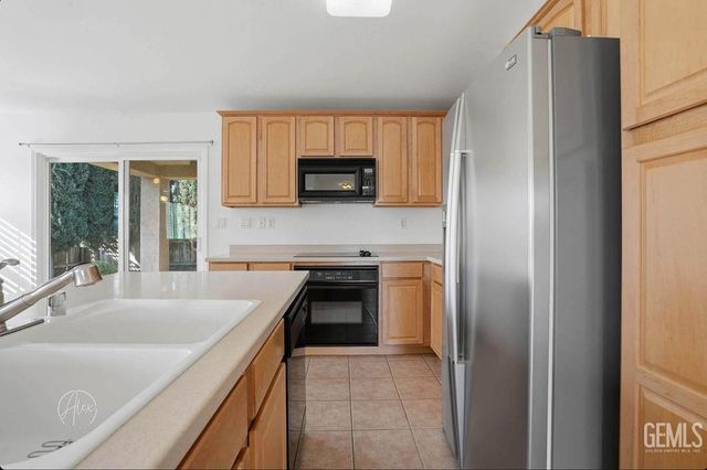 11528 Indian Hawthorne Street, Bakersfield, CA 93311