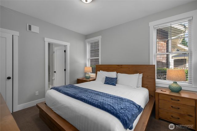 100 Horseshoe Lane, Pacific Beach, WA 98571