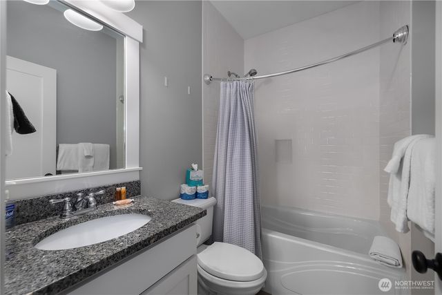 100 Horseshoe Lane, Pacific Beach, WA 98571