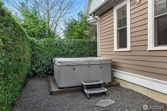 100 Horseshoe Lane, Pacific Beach, WA 98571