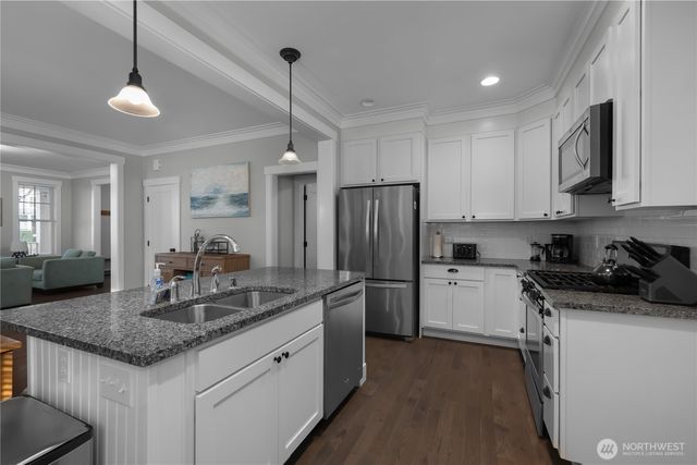 100 Horseshoe Lane, Pacific Beach, WA 98571