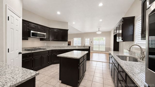 7714 S 92nd Place, Tulsa, OK 74133