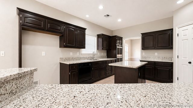 7714 S 92nd Place, Tulsa, OK 74133