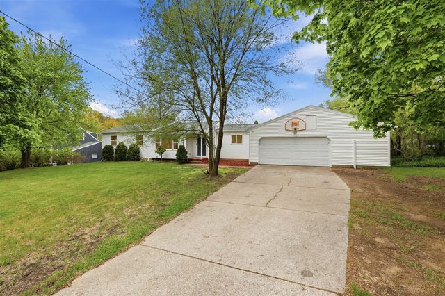 1679 Stonewood Drive, Lowell, MI 49331