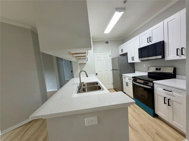 5612 PINNACLE HEIGHTS CIRCLE 302, Tampa, FL 33624