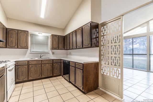 317 Gaiety Ln, Kirby, TX 78219