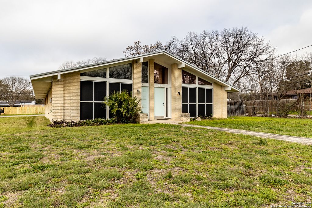 317 Gaiety Ln, Kirby, TX 78219