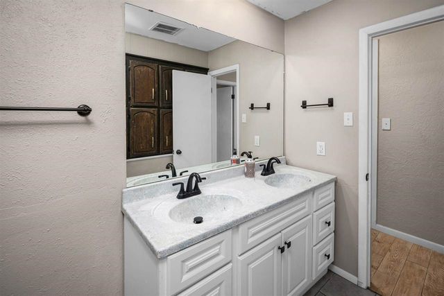 3812 SE Berkshire Ct, Lawton, OK 73501