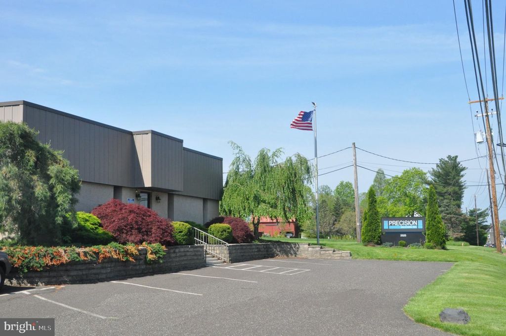 2525 TOLLGATE RD, QUAKERTOWN, PA 18951 — exterior