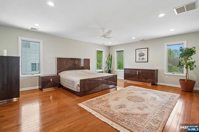 22 Wagon Trail, Mahwah, NJ 07430