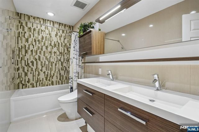 22 Wagon Trail, Mahwah, NJ 07430