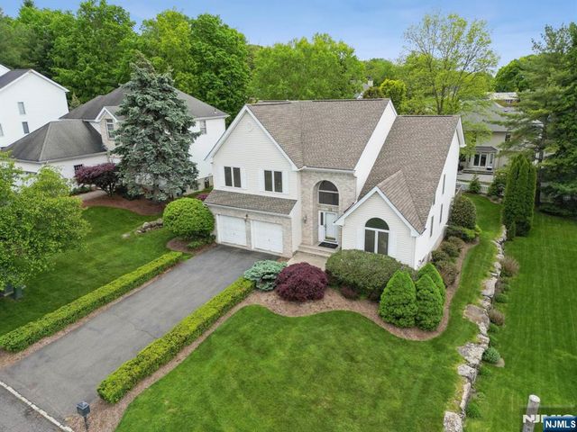 22 Wagon Trail, Mahwah, NJ 07430