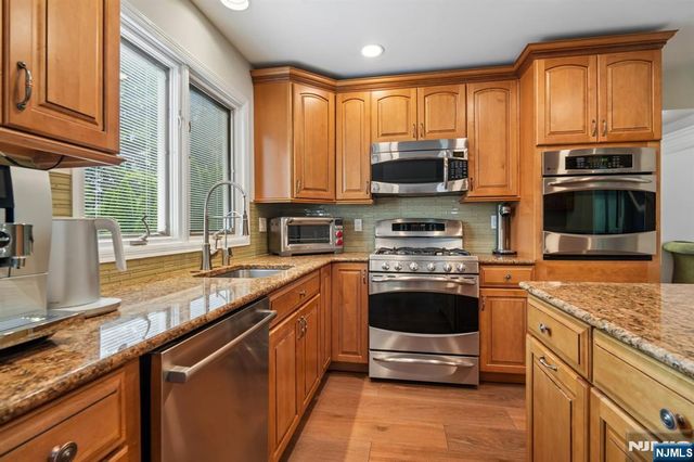 22 Wagon Trail, Mahwah, NJ 07430