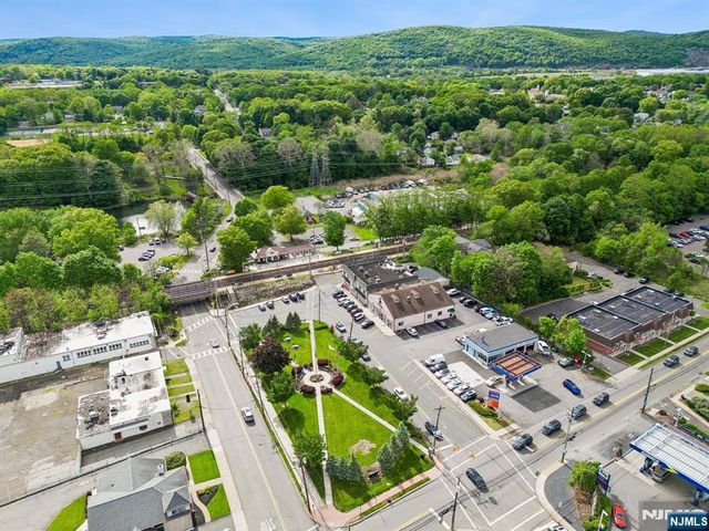 22 Wagon Trail, Mahwah, NJ 07430