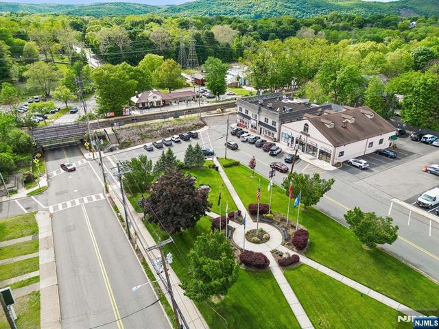 22 Wagon Trail, Mahwah, NJ 07430