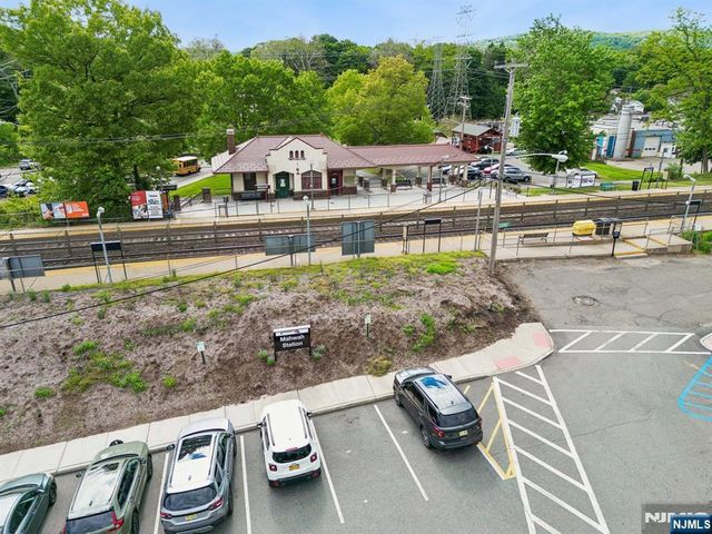 22 Wagon Trail, Mahwah, NJ 07430