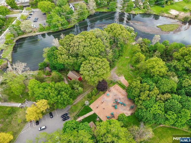 22 Wagon Trail, Mahwah, NJ 07430