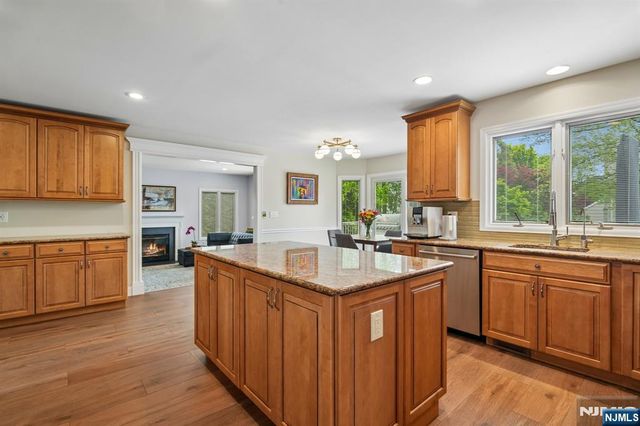 22 Wagon Trail, Mahwah, NJ 07430