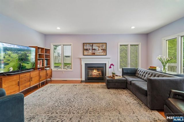 22 Wagon Trail, Mahwah, NJ 07430