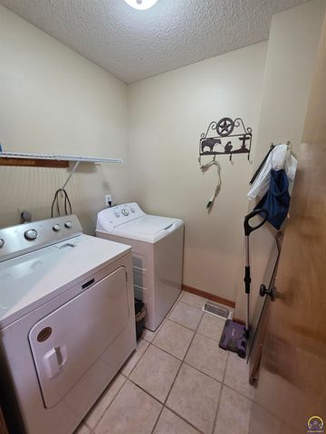 3335 SW McClure CT, Topeka, KS 66614